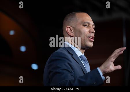 Washington, États-Unis. 01 mai 2024. Le leader minoritaire de la Chambre des États-Unis Hakeem Jeffries, d-NY, lors de sa conférence de presse hebdomadaire au Capitole des États-Unis à Washington, DC, le mercredi 1er mai 2024. Photo de Annabelle Gordon/UPI. Crédit : UPI/Alamy Live News Banque D'Images