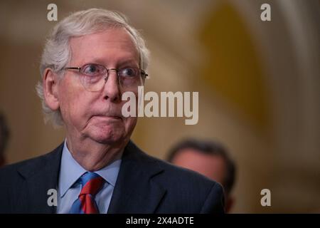 Washington, États-Unis. 01 mai 2024. Le chef de la minorité au Sénat des États-Unis, Mitch McConnell, R-KY, lors d'une conférence de presse à la suite d'un déjeuner politique hebdomadaire au Capitole des États-Unis à Washington, DC, le mercredi 1er mai 2024. Photo de Annabelle Gordon/UPI. Crédit : UPI/Alamy Live News Banque D'Images