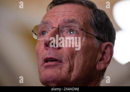 Washington, États-Unis. 01 mai 2024. Le sénateur américain John Barrasso, R-WY, lors d'une conférence de presse à la suite d'un déjeuner politique hebdomadaire au Capitole américain à Washington, DC le mercredi 1er mai 2024. Photo de Annabelle Gordon/UPI. Crédit : UPI/Alamy Live News Banque D'Images