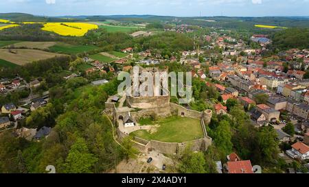 Drone View révèle l'ancien château de Bolkow niché à Dolnośląskie, en Pologne. Banque D'Images