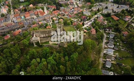 Drone View révèle l'ancien château de Bolkow niché à Dolnośląskie, en Pologne. Banque D'Images