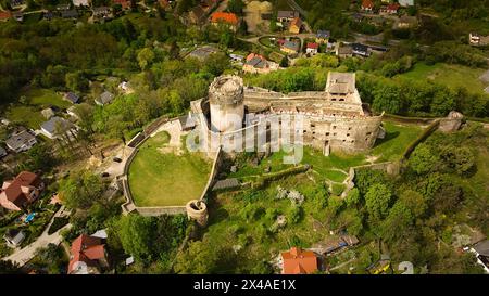 Majestueux château de Bolkow se dresse fièrement en basse Silésie, Pologne, capturé par drone. Banque D'Images