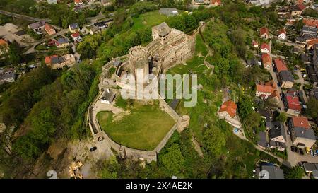 Majestueux château de Bolkow se dresse fièrement en basse Silésie, Pologne, capturé par drone. Banque D'Images