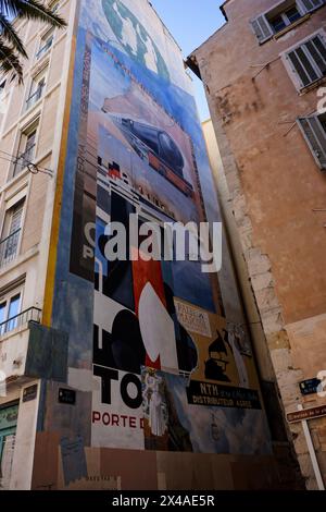 Publicité murale vintage dans le centre de Toulon France Banque D'Images