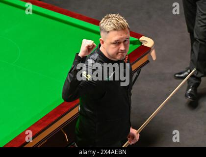 Sheffield, Royaume-Uni. 01 mai 2024. Kyren Wilson célèbre sa victoire sur John Higgins, lors des Championnats du monde Cazoo 2024 au Crucible Theatre, Sheffield, Royaume-Uni, le 1er mai 2024 (photo de Cody Froggatt/News images) à Sheffield, Royaume-Uni, le 5/1/2024. (Photo de Cody Froggatt/News images/Sipa USA) crédit : Sipa USA/Alamy Live News Banque D'Images