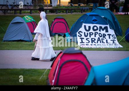 Manchester, Royaume-Uni. 01 mai 2024. Les membres du public passent devant le camp qui a été mis en place à l'Université de Manchester. Des manifestations étudiantes et des campements sont en cours à l'échelle nationale dans les universités en solidarité avec la guerre à Gaza après des scènes violentes sur les campus aux États-Unis. Crédit : Andy Barton/Alamy Live News Banque D'Images