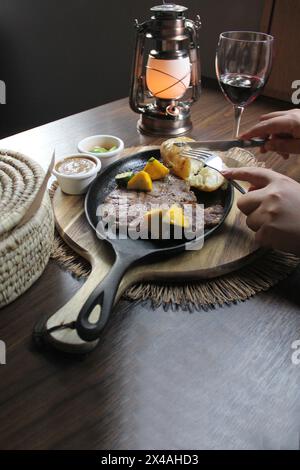 Bœuf rôti accompagné de poivrons et pommes de terre cuites au four avec tortillas, haricots et citrons à la mexicaine Banque D'Images