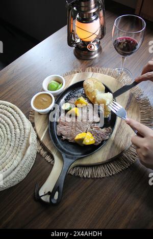 Bœuf rôti accompagné de poivrons et pommes de terre cuites au four avec tortillas, haricots et citrons à la mexicaine Banque D'Images