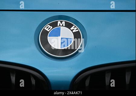 Logo, Schriftzug des deutschen Automobilhersteller BMW auf einem Auto *** logo, lettrage du constructeur automobile allemand BMW sur une voiture Banque D'Images