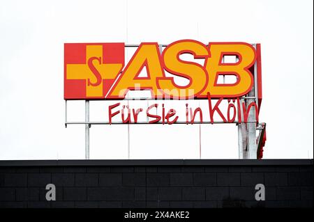 Logo, Schriftzug des ASB auf einem Gebäude. Der Arbeiter-Samariter-Bund Deutschland e. V. ist eine politisch und konfessionell unabhängige Hilfs- und Wohlfahrtsorganisation *** logo, lettrage de l'ASB sur un bâtiment L'Arbeiter Samariter Bund Deutschland e V est une organisation d'aide et de bien-être politiquement et confessionnellement indépendante Banque D'Images