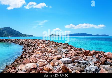 Île Ile ronde à gauche, île Praslin en arrière-plan, vue de l'île la Digue. Banque D'Images