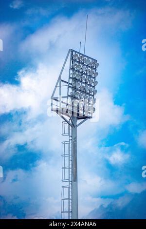 Lumières de stade avec fond de ciel dramatique. Cette image convient à une variété de projets Banque D'Images