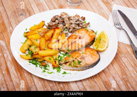 Délicieux steak de saumon aux champignons et aux pommes de terre Banque D'Images