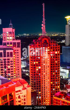 Lumières de nuit colorées de Makati City Banque D'Images