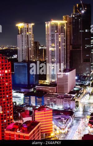 Lumières de nuit colorées de Makati City Banque D'Images