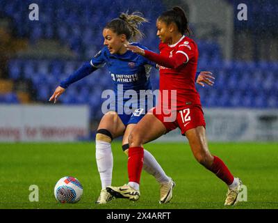 Prenton Park Stadium, Royaume-Uni. 1er mai 2024. Johanna Rytting Kaneryd (19 Chelsea) se battant pour le ballon avec Taylor Hinds (12 Liverpool) lors de la Barclays Women Super League entre Liverpool et Chelsea au Prenton Park Stadium à Liverpool, Angleterre 1er mai 2024 | photo : Jayde Chamberlain/SPP. Jayde Chamberlain/SPP (Jayde Chamberlain/SPP) crédit : SPP Sport Press photo. /Alamy Live News Banque D'Images