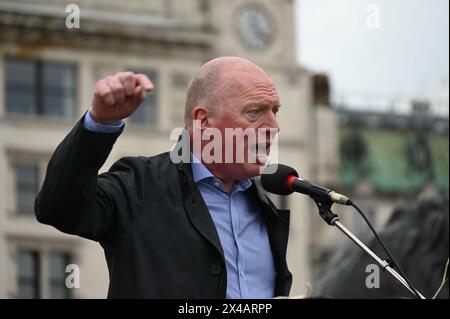 TRAFALGAR SQUARE, LONDRES, ROYAUME-UNI. 1er mai 2024. Le président Mick Lynch, secrétaire général du syndicat des pompiers, réclame un meilleur salaire pour les travailleurs. Crédit : Voir Li/Picture Capital/Alamy Live News Banque D'Images