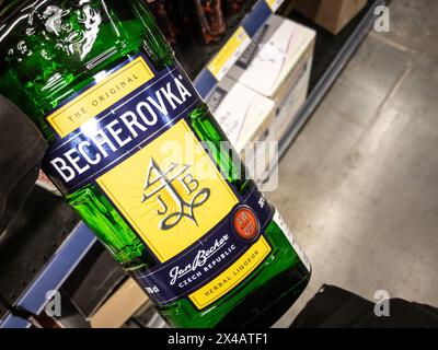 Photo d'une enseigne avec le logo de Becherovka sur une bouteille en vente à belgrade. Becherovka, anciennement Karlsbader Becherbitter, est une plante amère, de Banque D'Images