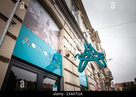 Photo du logo d'arriva sur leur bureau local à osijek. Arriva plc est une multinationale britannique de transport public dont le siège est à Sunderl Banque D'Images
