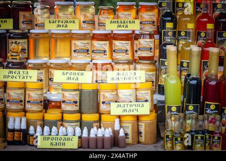 Photo d'un étal du marché de Kacarevo vendant du miel serbe, pour diverses utilisations, en serbie. Banque D'Images