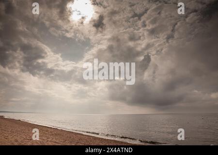 Photo de la mer Baltique sur la plage de Saulkrasti en Lettonie. Saulkrasti est une ville en Lettonie sur la côte est du golfe de Riga et la capitale o Banque D'Images