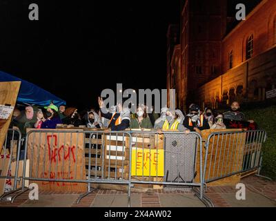 30 avril 2024, Los Angeles, Californie, États-Unis : manifestants pro-palestiniens dans leur campement. Les contre-manifestants pro-israéliens se sont affrontés avec des manifestants pro-palestiniens qui ont installé un campement près de Royce Hall à UCLA à Los Angeles, Calif. L'émeute a duré des heures dans la nuit du 30 avril jusqu'au matin du 1er mai, jusqu'à l'arrivée de quelques centaines d'agents de police, dont la police universitaire, la California Highway Patrol, la LAPD et la police de Beverly Hills. Les manifestants brandissaient des bâtons et d'autres objets comme des parapluies, se battaient, abaisissaient des barrières, lançaient des feux d'artifice, pulvérisaient Banque D'Images