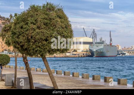 Promenade du phare de Noël de la ville de Carthagène avec un navire de la marine amarré à la jetée dans le port du chantier naval Navantia, région de Murcie, Espagne Europe Banque D'Images