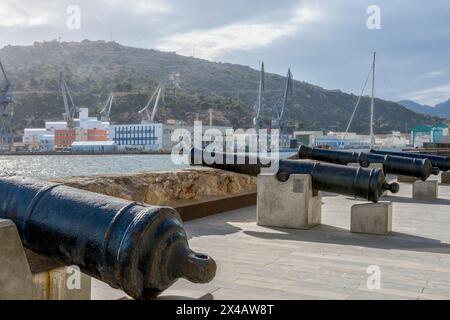 12 canons historiques devant la porte du Musée naval et de l'ancien club de régates, avec des navires de la marine centenaires et différentes anciennes batteries militaires, Banque D'Images