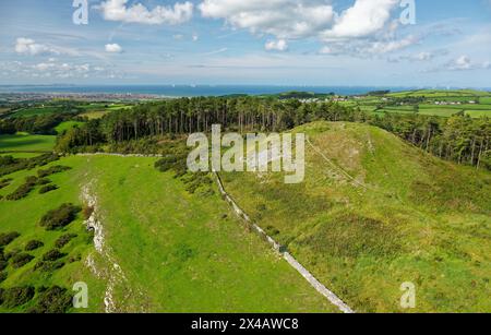 GOP Hill Cairn, Trelawnyd, N.-Galles. Deuxième plus grand monticule préhistorique artificiel de Grande-Bretagne après Silbury Hill. N.W. jusqu'à la côte de la mer d'Irlande et l'île de Man Banque D'Images