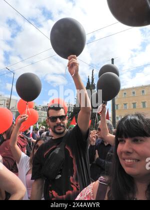 Athènes, Grèce. 01 mai 2024. Manifestation à Athènes pour commémorer l'anniversaire de Mayday avec des personnes demandant des augmentations et des prestations plus élevées. Les manifestants ont également condamné la guerre à Gaza. (Photo de George Panagakis/Pacific Press) crédit : Pacific Press Media production Corp./Alamy Live News Banque D'Images