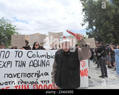 Athènes, Grèce. 01 mai 2024. Manifestation à Athènes pour commémorer l'anniversaire de Mayday avec des personnes demandant des augmentations et des prestations plus élevées. Les manifestants ont également condamné la guerre à Gaza. (Photo de George Panagakis/Pacific Press) crédit : Pacific Press Media production Corp./Alamy Live News Banque D'Images