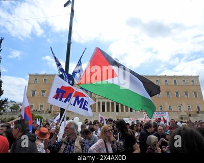 Athènes, Grèce. 01 mai 2024. Manifestation à Athènes pour commémorer l'anniversaire de Mayday avec des personnes demandant des augmentations et des prestations plus élevées. Les manifestants ont également condamné la guerre à Gaza. (Photo de George Panagakis/Pacific Press) crédit : Pacific Press Media production Corp./Alamy Live News Banque D'Images