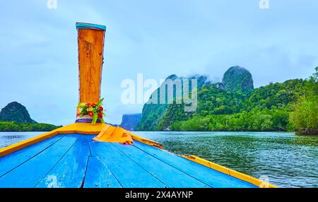 Le voyage en bateau à longue queue au parc national d'Ao Phang Nga avec une vue sur les rochers abrupts dans les nuages bas, Thaïlande Banque D'Images