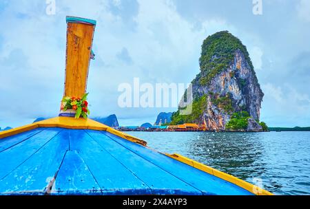 Le voyage en bateau à longue queue au village flottant de Ko Panyi, Phang Nga Bay, Thaïlande Banque D'Images