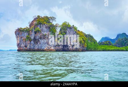 Le paysage des îles rocheuses dans le parc national d'Ao Phang Nga, Thaïlande Banque D'Images