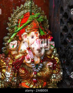 Statue colorée de Ganesh à Varanasi, Inde. Banque D'Images