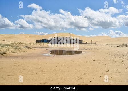 ville cachée dans les dunes de sable Banque D'Images