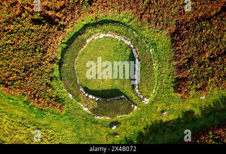 Holyhead Mountain Ty Mawr Hut Circles. Fondation de maison en pierre préhistorique dans la colonie datant du néolithique à l'âge du fer. Anglesey, pays de Galles. Vue plongeante Banque D'Images