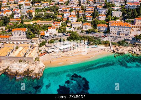 Belle plage Banje et Dubrovnik destination touristique, Croatie. Plage de Banje à Dubrovnik vue aérienne, région de Dalmatie en Croatie. Banque D'Images