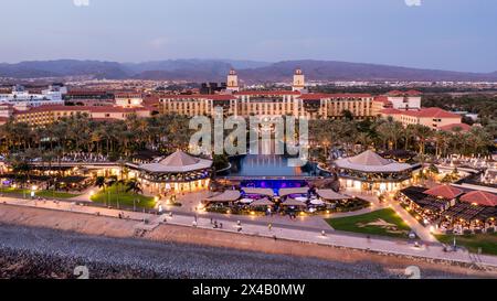 Drone aérien de la station balnéaire populaire de Meloneras, avec des hôtels et des restaurants, près des dunes de Maspalomas à Gran Canaria, îles Canaries, Espagne Banque D'Images