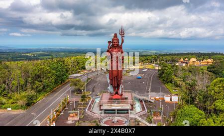 Statue de Shiva au temple Grand bassin, le plus haut temple de Shiva du monde, il mesure 33 mètres de haut. Importants temples hindous de Maurice. Une grande statue de t Banque D'Images