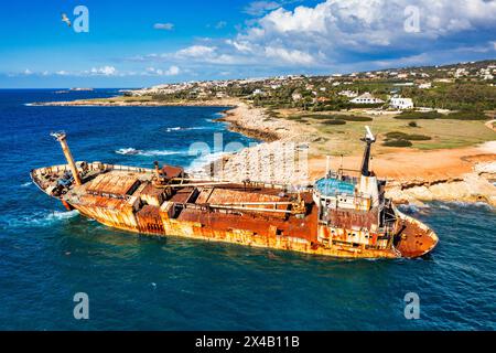 Naufrage abandonné d'Edro III au bord de la mer de Peyia, près de Paphos, Chypre. Site historique de l'épave d'Edro III sur les rives de l'eau à Chypre. Antenne v Banque D'Images