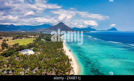 Plage de Flic en Flac avec Piton de la petite rivière Noire Ile Maurice. Belle île Maurice avec magnifique plage de Flic en Flac, vue aérienne de d Banque D'Images