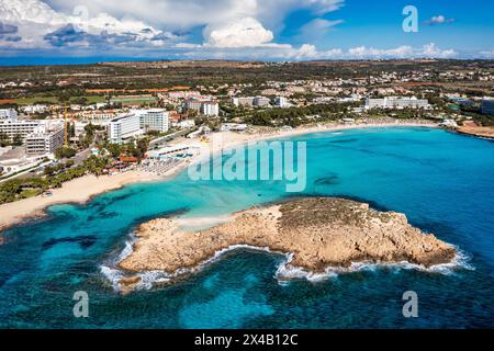 Vue aérienne de la belle plage de Nissi à Ayia Napa, Chypre. Plage de Nissi à Ayia Napa célèbre plage touristique à Chypre. Une vue d'une eau azurée et Nissi Banque D'Images