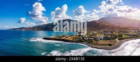 Petit port local avec des bateaux de pêche colorés à Pomos, Chypre. Vue aérienne du port de pêcheurs de Pomos à Chypre. Banque D'Images