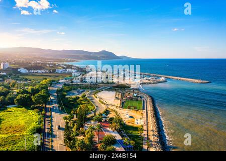 Vue sur le port de Latchi, la péninsule d'Akamas, Polis Chrysochous, Paphos, Chypre. Le port de Latsi avec des bateaux et des yachts, restaurant de poissons, promenade, plage t Banque D'Images