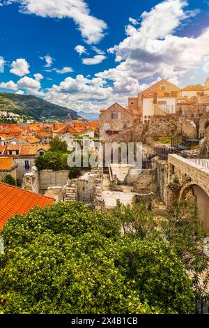 Dubrovnik une ville dans le sud de la Croatie face à la mer Adriatique, en Europe. Vieux centre-ville de la célèbre ville Dubrovnik, Croatie. Vue pittoresque sur Dubrovn Banque D'Images