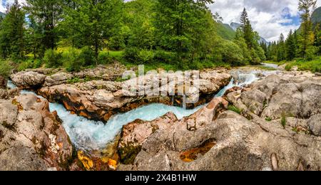 Incroyable gorge de la rivière Soca dans les Alpes slovènes. Gorge de la grande Soca (Velika korita Soce), Parc national du Triglav, Slovénie. Grand canyon de la rivière Soca, Bovec, Banque D'Images