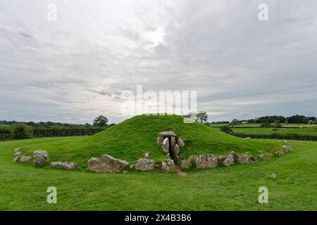 Bryn Celli Ddu passage néolithique tombeau monticule. Anglesey, pays de Galles. Entrée de passage dans le hengé et le trottoir de pierre. Les trous de poteau mésolithiques antérieurs dataient de 4000 av. J.-C. Banque D'Images