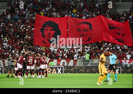 Rio de Janeiro, Brésil. 01 mai 2024. Les fans de Flamengo arborent un drapeau à l'image des anciens joueurs Zico, Adriano et Gabriel Barbosa avant le match entre Flamengo et Amazonas, pour la première étape de la troisième phase de la Coupe du Brésil 2024, au stade Maracana, à Rio de Janeiro, le 1er mai. Photo : Marcello Dias/DiaEsportivo/Alamy Live News crédit : DiaEsportivo/Alamy Live News Banque D'Images